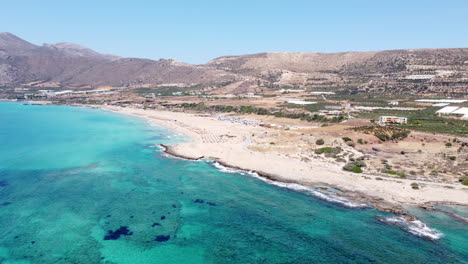 vista aérea panorámica sobre el océano azul claro y la famosa playa de falassarna, creta