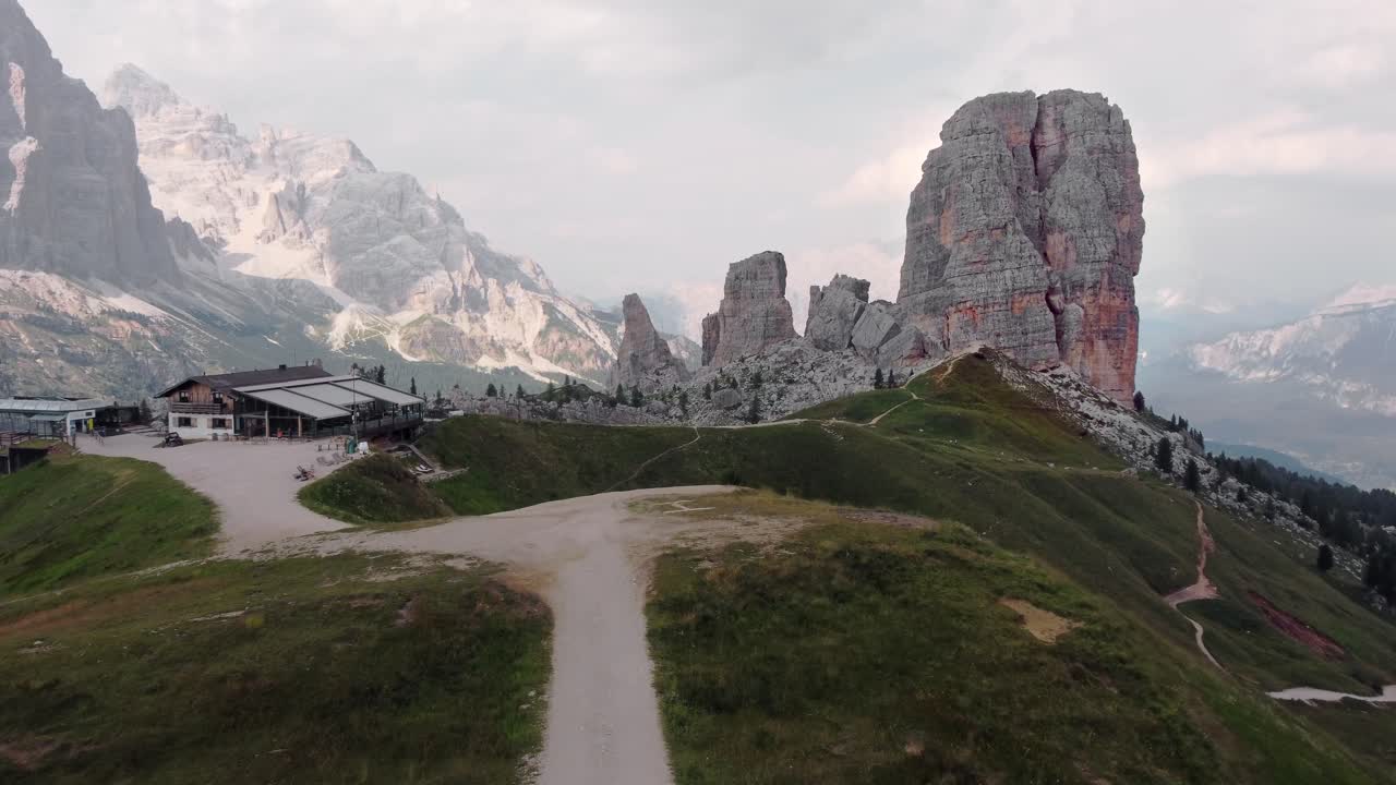 놀라운 산 cinque tore di averau in dolomites