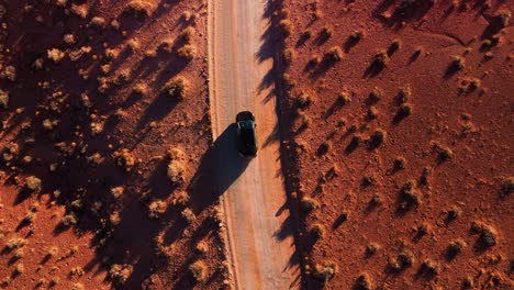 Conducir-Un-Coche-Moderno-En-Monument-Valley.