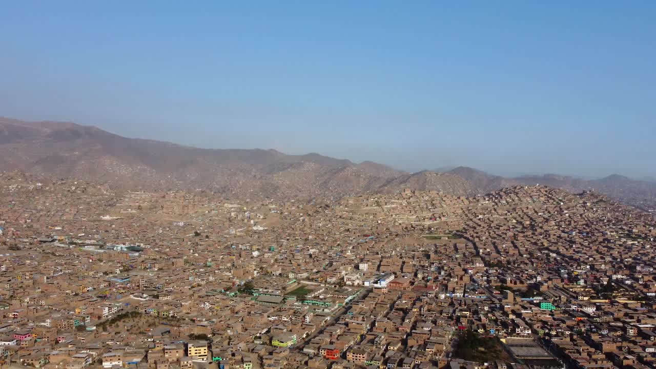 Vista aerea di un paesaggio urbano collinare densamente popolato.