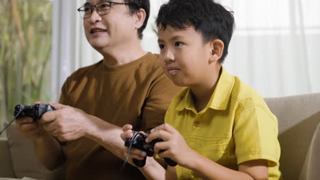 Asiatischer-Mann-Und-Junge-Im-Wohnzimmer