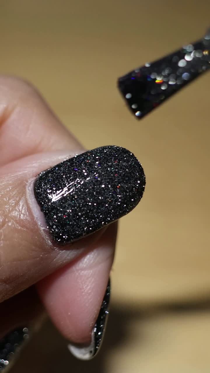 secuencia de aplicación de esmalte de uñas brillante en las uñas