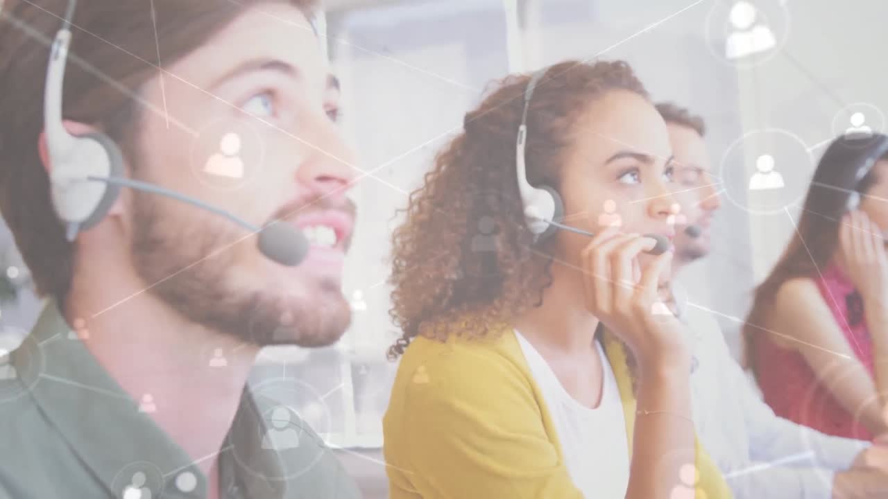 animación de la red de iconos de perfil sobre diversos ejecutivos de atención al cliente masculinos y femeninos que trabajan
