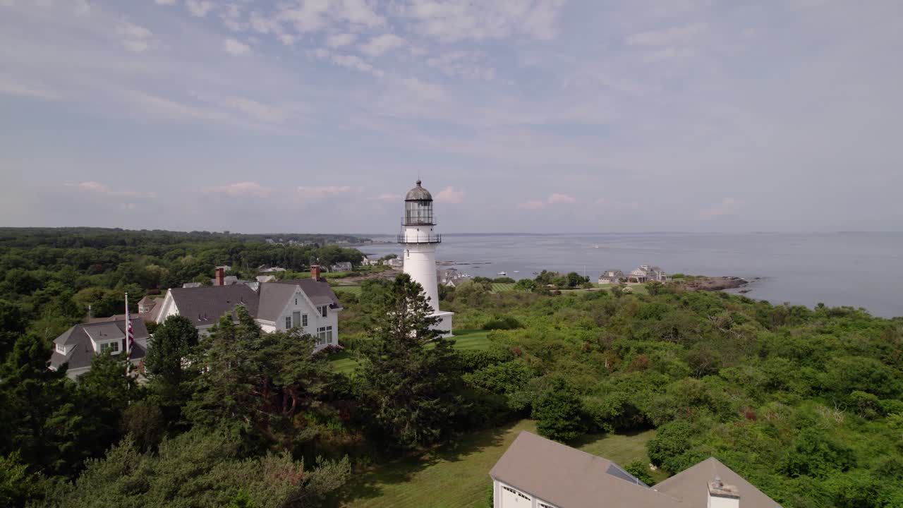 메인 주 포틀랜드에 있는 두 개의 조명 주립 공원의 경치 좋은 등대 풍경