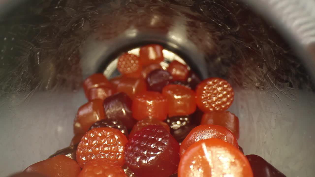 병의 문을 프레임으로 사용하여 성인 멀티 비타민 병으로 천천히 밀어 넣으십시오.