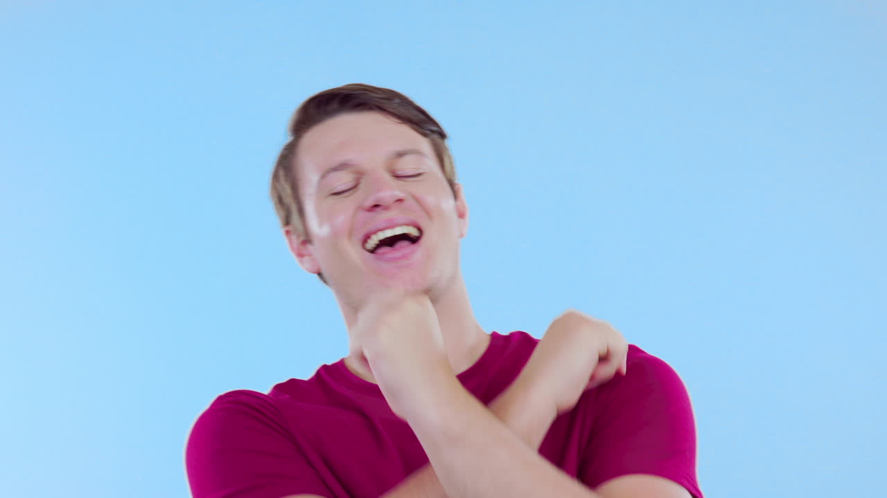 feliz, baile y joven en un estudio