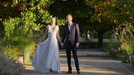 una pareja en un parque.