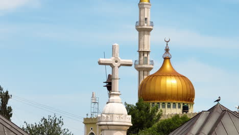 Cruz-De-Jesús-La-Iglesia-Católica-Adolescente-Con-La-Mezquita-Nebi-Saeen-Al-Fondo-En-Nazaret,-Israel