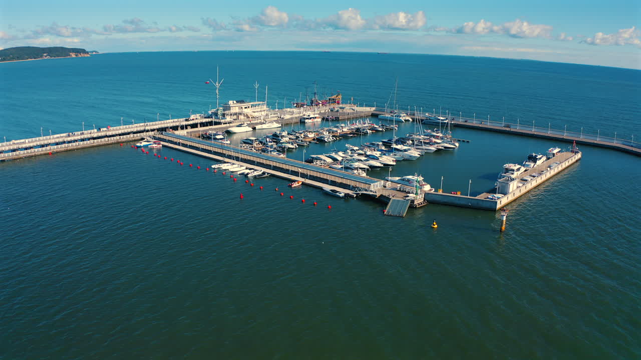 폴란드 소포트 (sopot) 에서 이 비는 날 요트와 모터 보트와 함께 럭셔리 마리나 위를 날아다니는 드론.