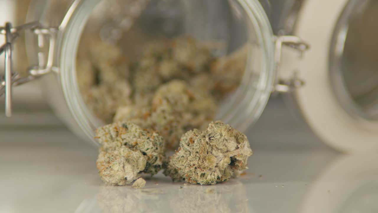Cime di marijuana in barattoli di vetro