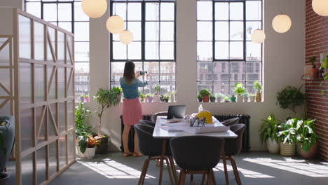 mujer arquitecta de negocios que usa un teléfono inteligente tomando una foto de un edificio ingeniero de construcción compartiendo el desarrollo del proyecto en las redes sociales disfrutando de una carrera exitosa en una oficina de inicio