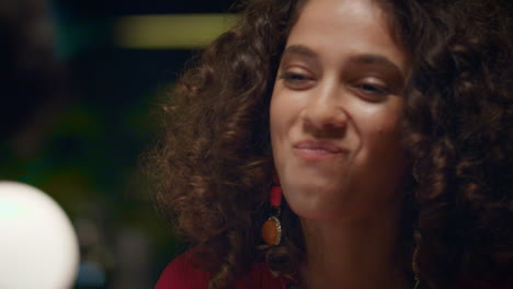 Hermosa-Mujer-Comiendo-Comida-En-Un-Restaurante.-Una-Chica-Afroamericana-Disfruta-De-La-Comida-En-La-Cafetería.