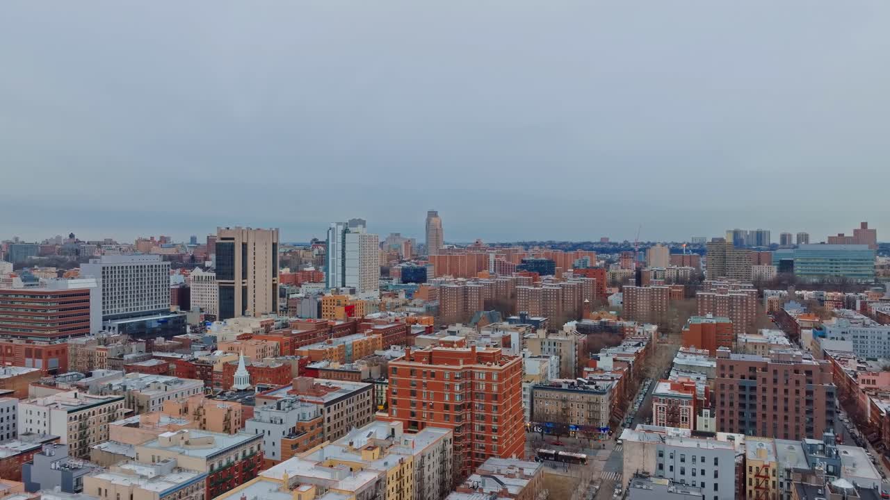 4k drone volando sobre harlem ciudad de nueva york, día