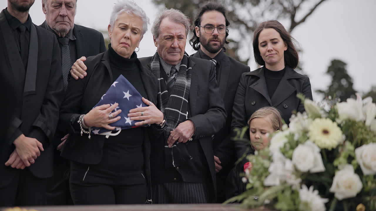 funeral, cementerio y familia con bandera estadounidense