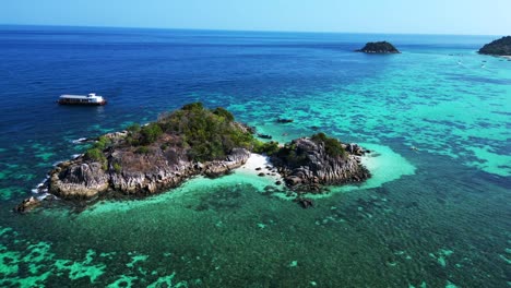 Playa-Acantilado-Rocoso-Isla-Azul-Turquesa-Mar