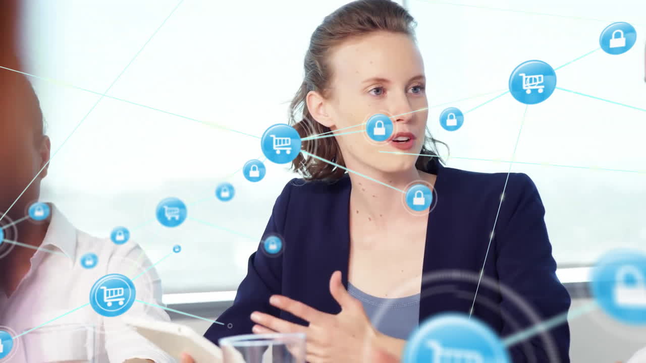 animación de carrito conectado y iconos de bloqueo sobre mujer diversa con tableta explicando a sus colegas