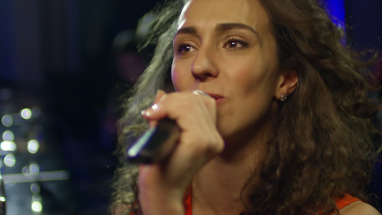 Donna riccia che canta al karaoke