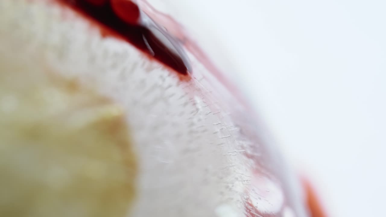 líquido rojo corriendo por una flor congelada