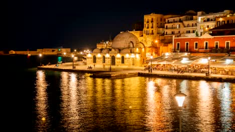 promenada de chania, en la isla de creta, en grecia