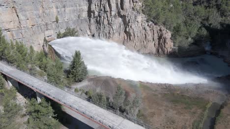 Touristenbrücke-Neben-Dem-Spektakulären-Wasserstrahl-Vom-El-Chorro-Überlauf-Aus-Der-Luft