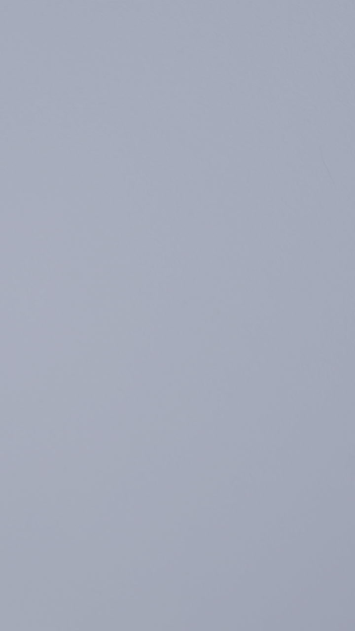 mano con un huevo de pascua verde claro