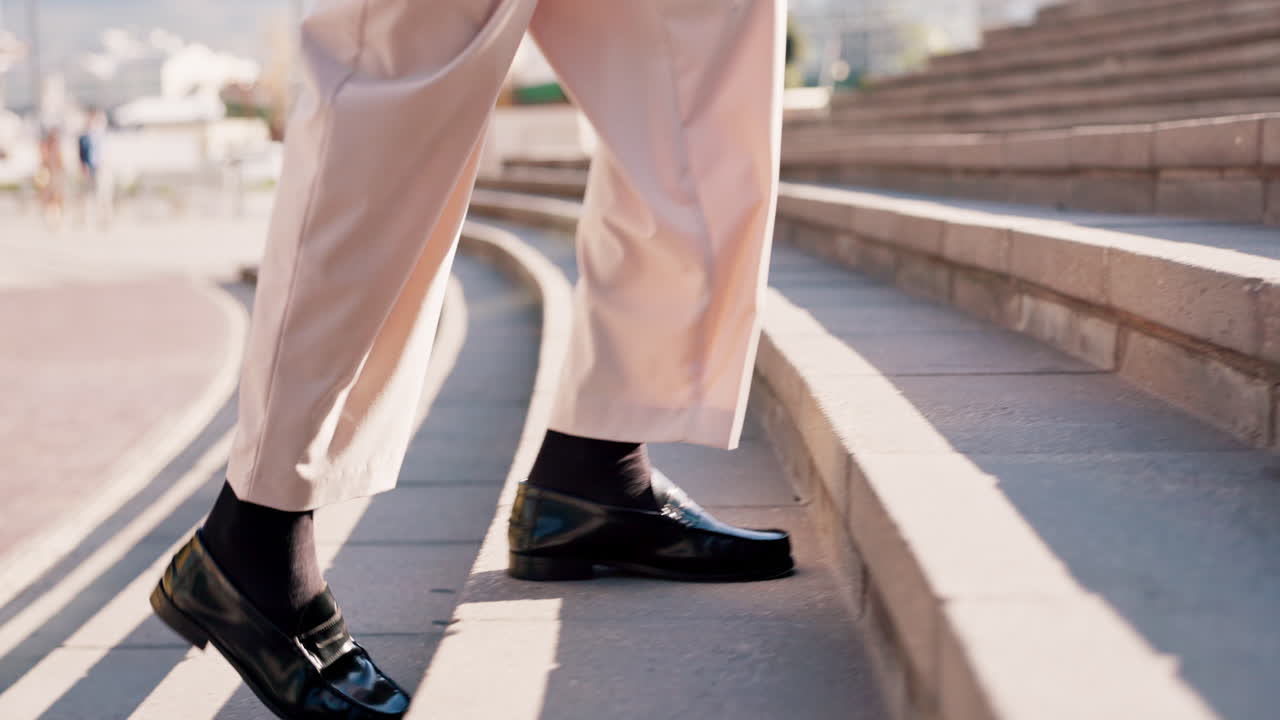 도시에서 여행, 계단과 남자의 신발