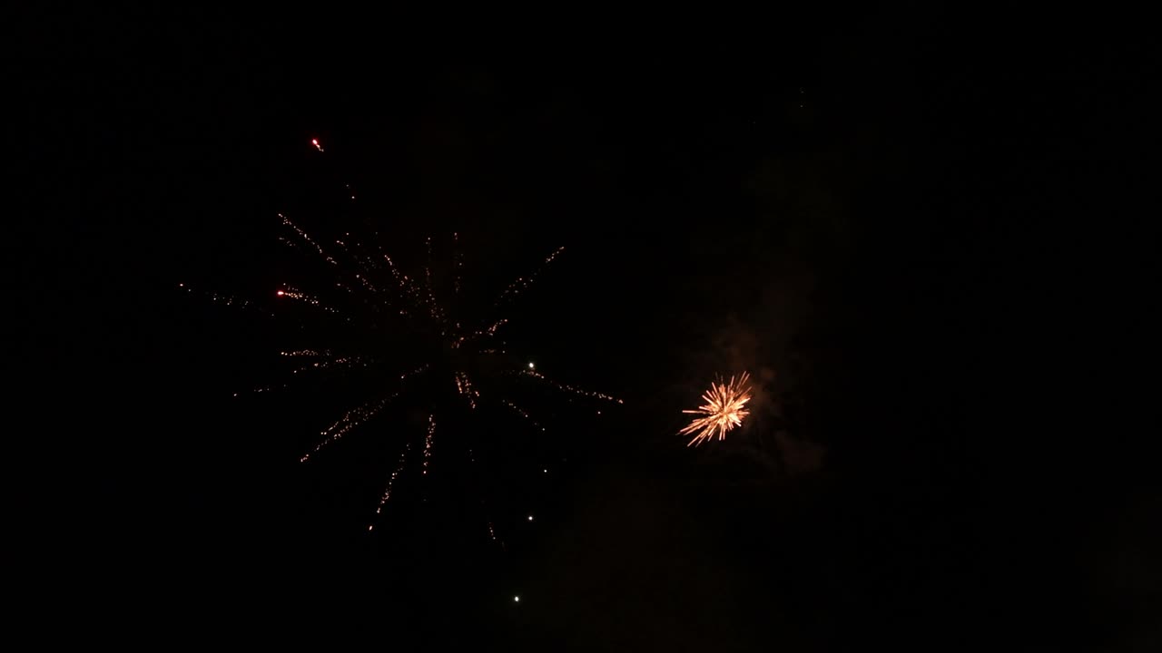 Spettacolo di un castello colorato di fuochi d'artificio in una celebrazione. Loop