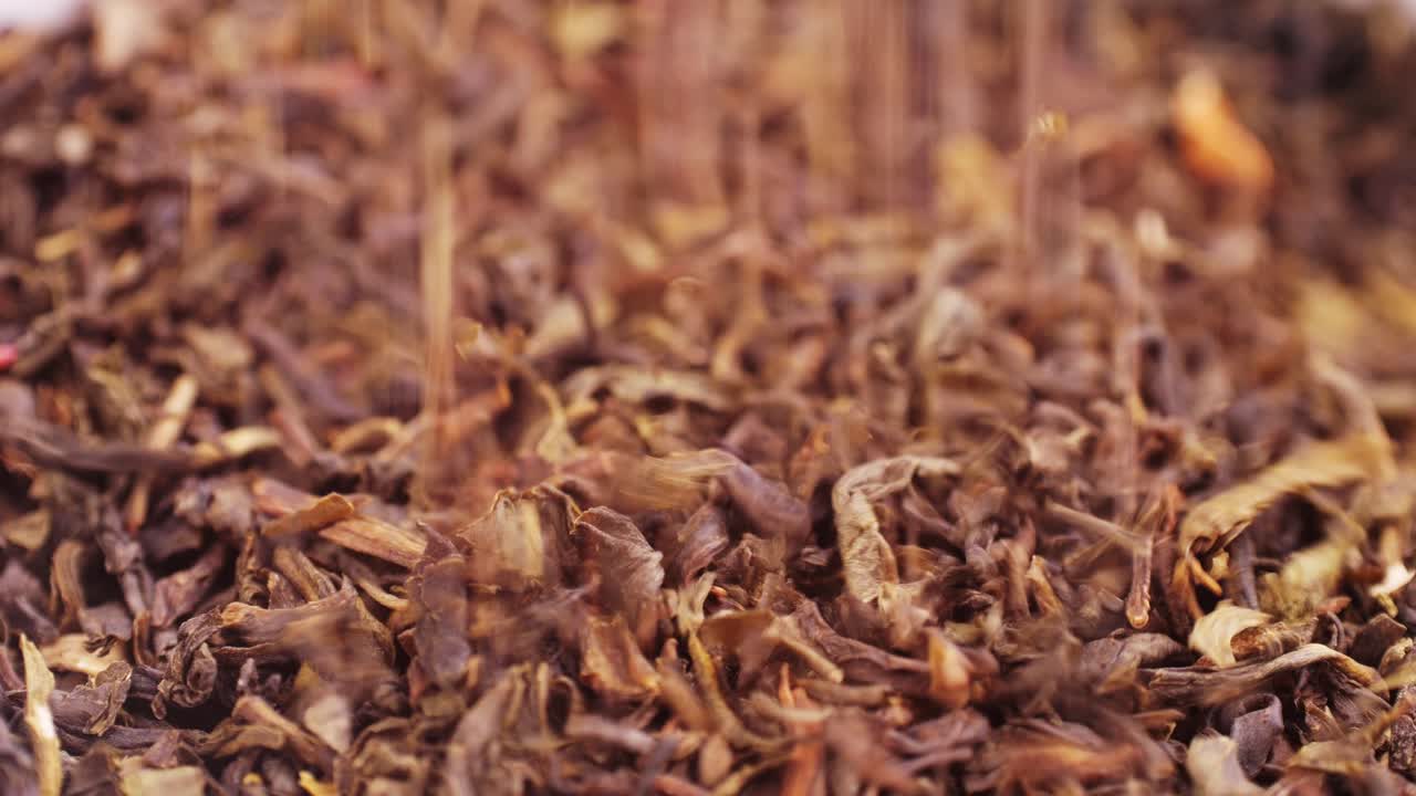 건조 된 검은 차 잎의 클로즈업