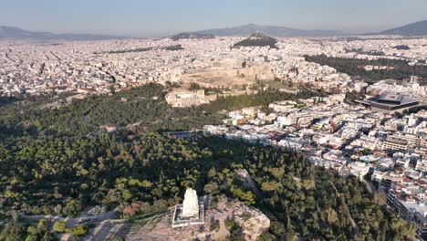 vuelo de drones sobre la acrópolis y el monumento philoppapos en atenas, grecia