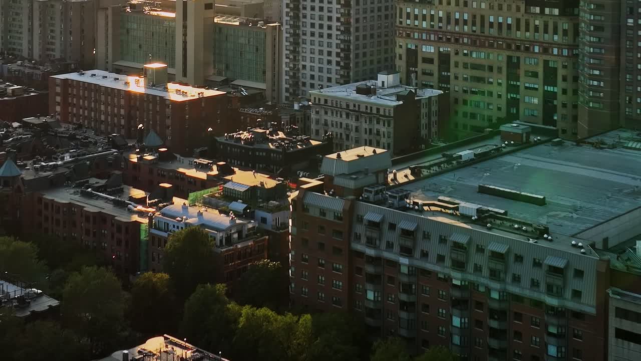 Vista di edifici e tetti in una città durante la sera