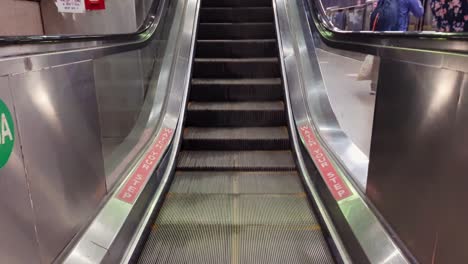 Escalera-Mecánica-En-Movimiento-Aislada-Que-Desciende-Desde-Un-ángulo-Bajo-Por-La-Mañana-Se-Toma-Un-Video-En-La-Estación-De-Metro-De-Nueva-Delhi-Nueva-Delhi-India-El-10-De-Abril-De-2022