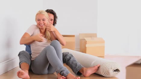 pareja feliz en el suelo
