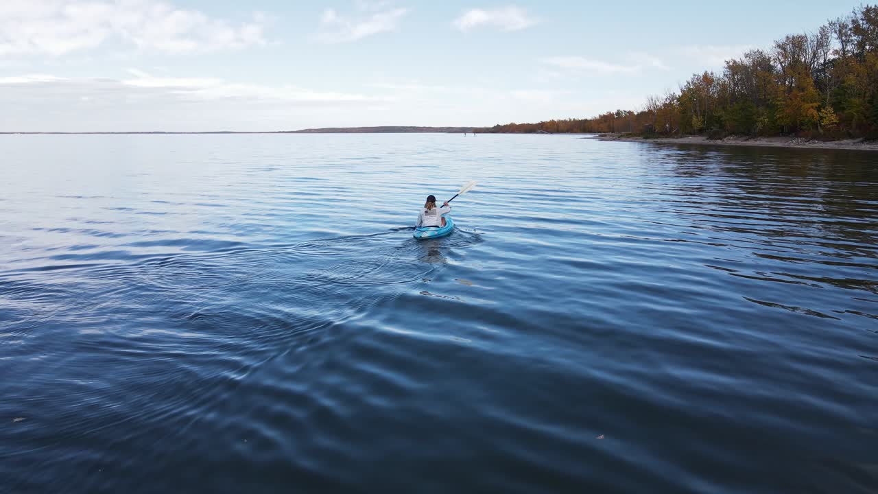 가을 동안 남부 앨버타의 맑고 푸른 버팔로 호수
