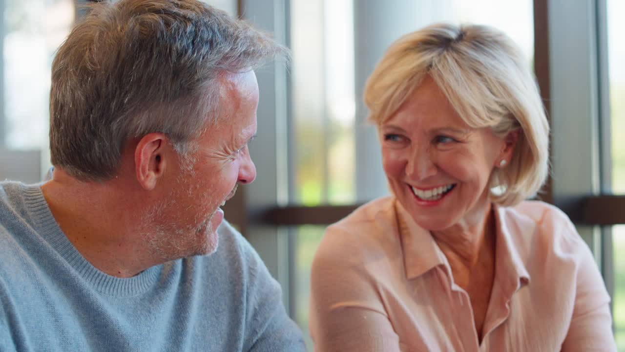 성숙 한 남성 사업가 와 여성 동료 가 노트북 을 가지고 책상 에서 만나고 있다