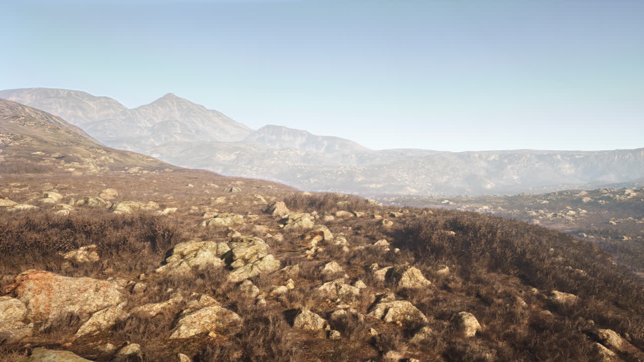 una vista panorámica de una cordillera con terreno rocoso