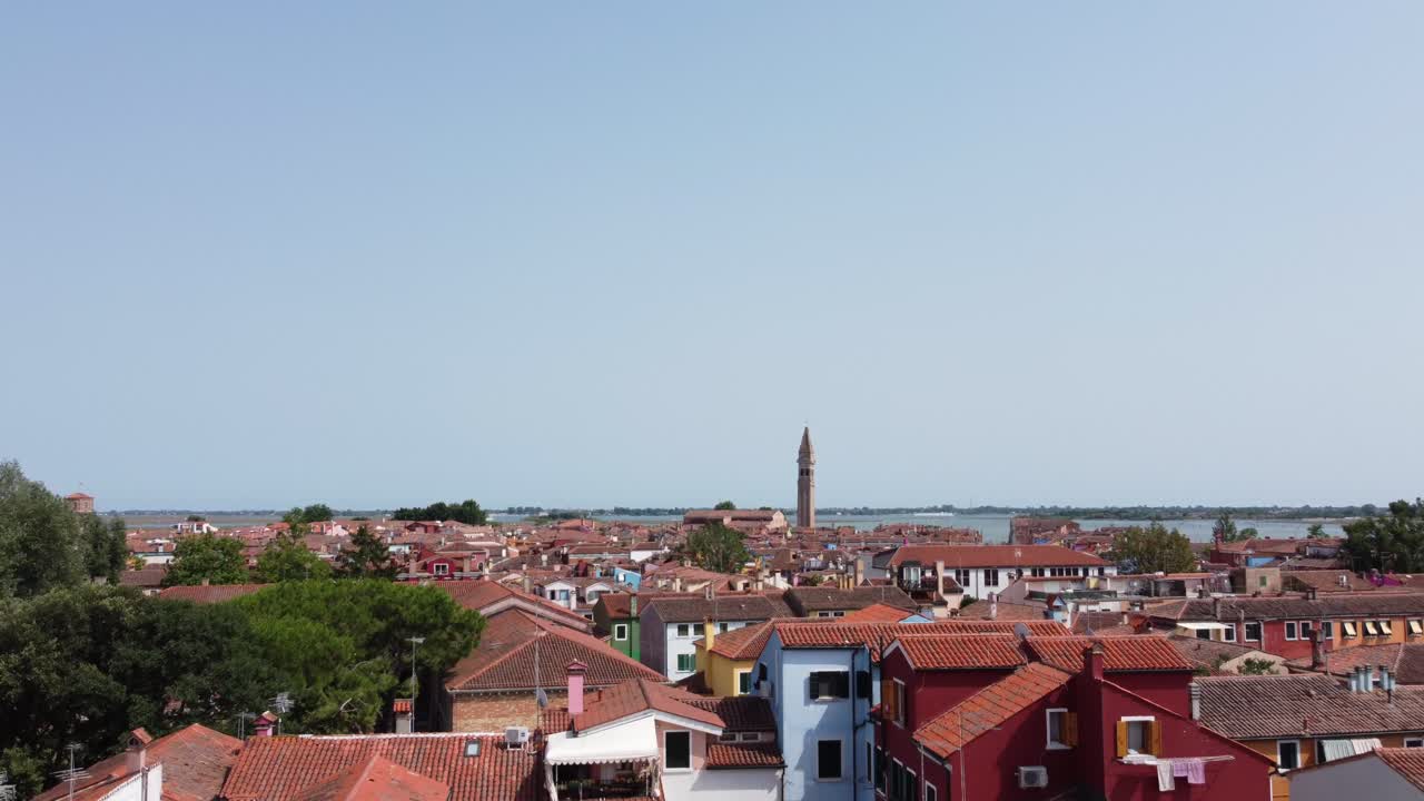 imágenes de drones de 4k de burano venecia italia con muchos canales de casas coloridas y una torre inclinada volando a mayor altitud en verano