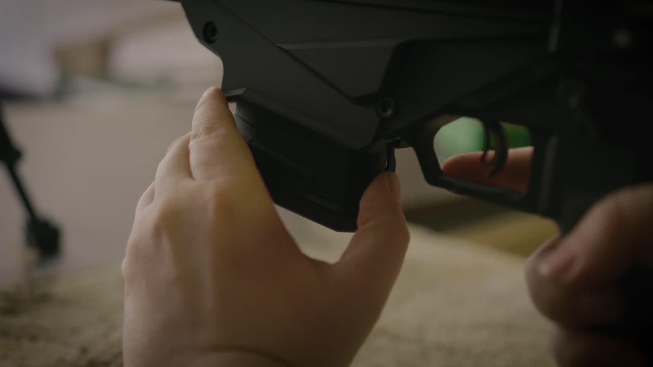 取出狙擊步槍的雜誌 近距離拍攝