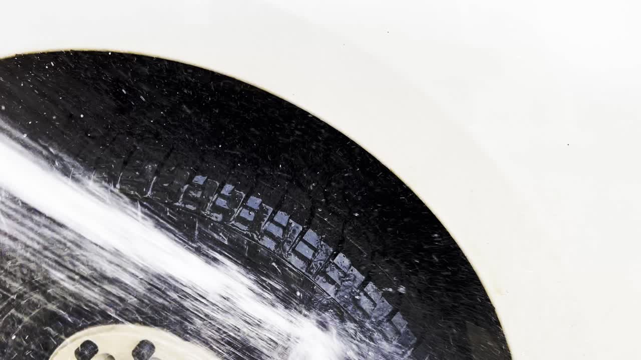 공격적인 모든 지형 타이어가 장착된 흰색 오버랜드 suv 자동차에서 진흙과 먼지 때를 뿌립니다.