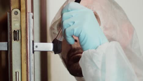 manija de la puerta con huellas dactilares, análisis forense de la evidencia de la escena del crimen primer plano
