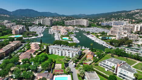 el lujoso puerto deportivo de mandelieu-la-napoule desde arriba.