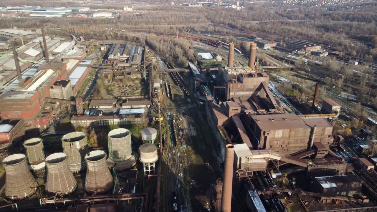 выведенные из эксплуатации доменные печи и охлаждающие башни в остраве-либерти, окруженные железными дорогами. чешская республика