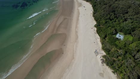 Playa-Clarkes-En-Byron-Bay:-Playa-De-Arena-Con-Vista-Al-Paso-Y-Mirador-De-Los-Pescadores.