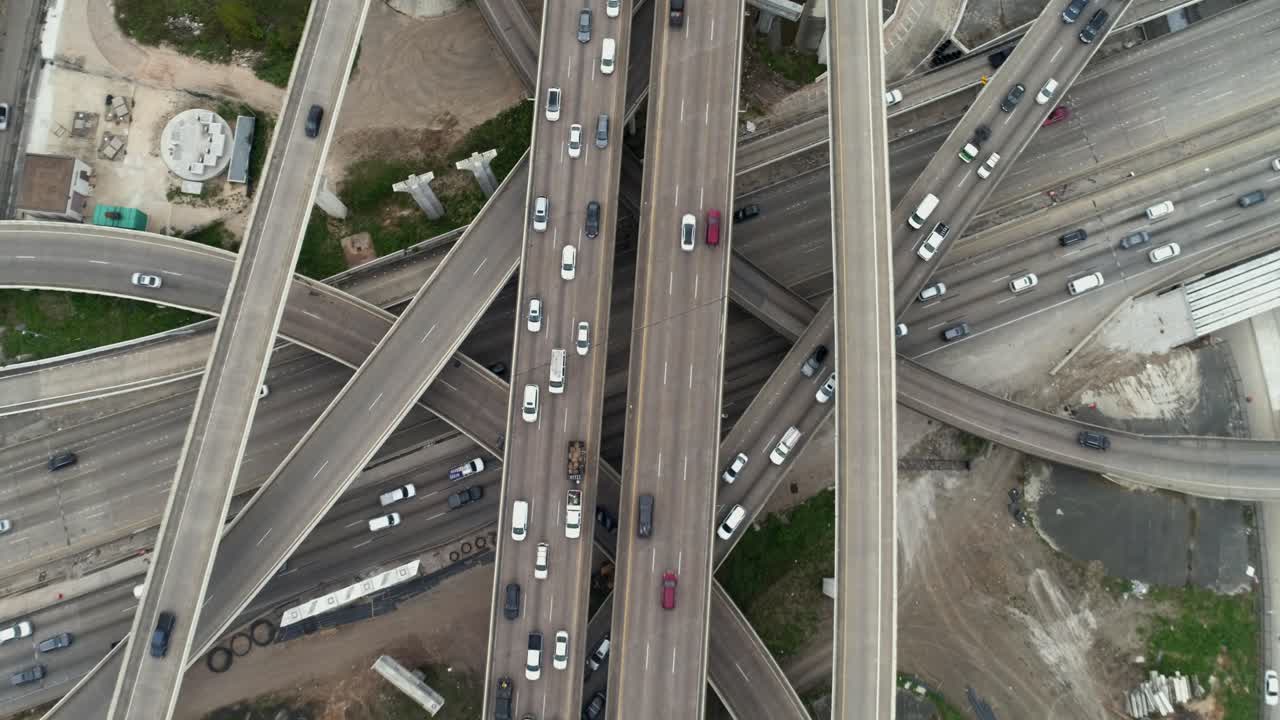 이 동영상은 텍사스 주 휴스턴의 고속도로에서 러시아워 교통 체증의 저속 촬영에 관한 것입니다.