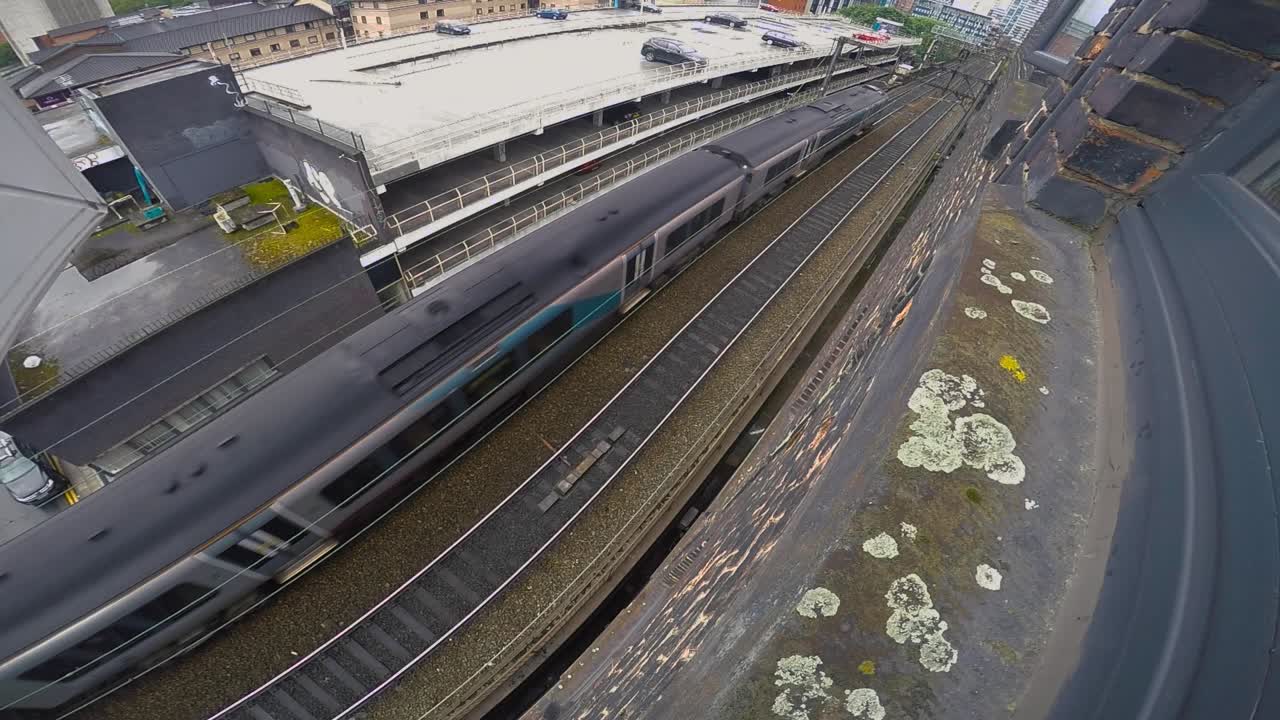 창을 울리는 트랙에서 과거를 여행하는 기차