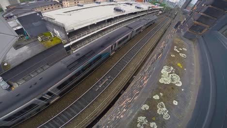 tren pasando por las vías debajo de la ventana