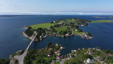 hermoso y tranquilo día de verano en la pequeña e idílica isla, herdla