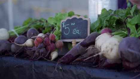 Remolachas-Y-Rábanos-En-El-Mercado-Local-De-Agricultores