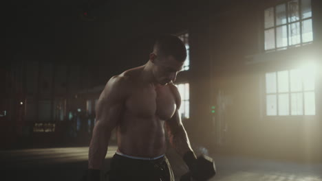 hombre trabajando con pesas en el gimnasio