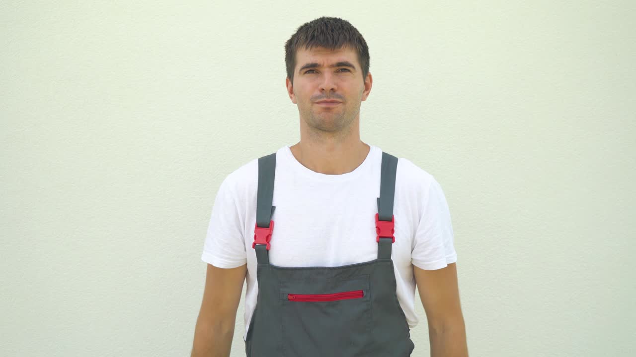 자유롭고 복사 공간과 함께 밝은 배경에 고립 된 팔을 교차하는 행복한 웃는 엔지니어의 초상화