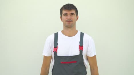 retrato de un ingeniero feliz y sonriente cruzando los brazos aislado en un fondo claro con espacio libre y de copia